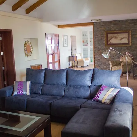 Quiet Rural House Minutes From The